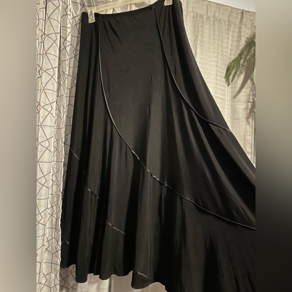 Bouncy black skirt